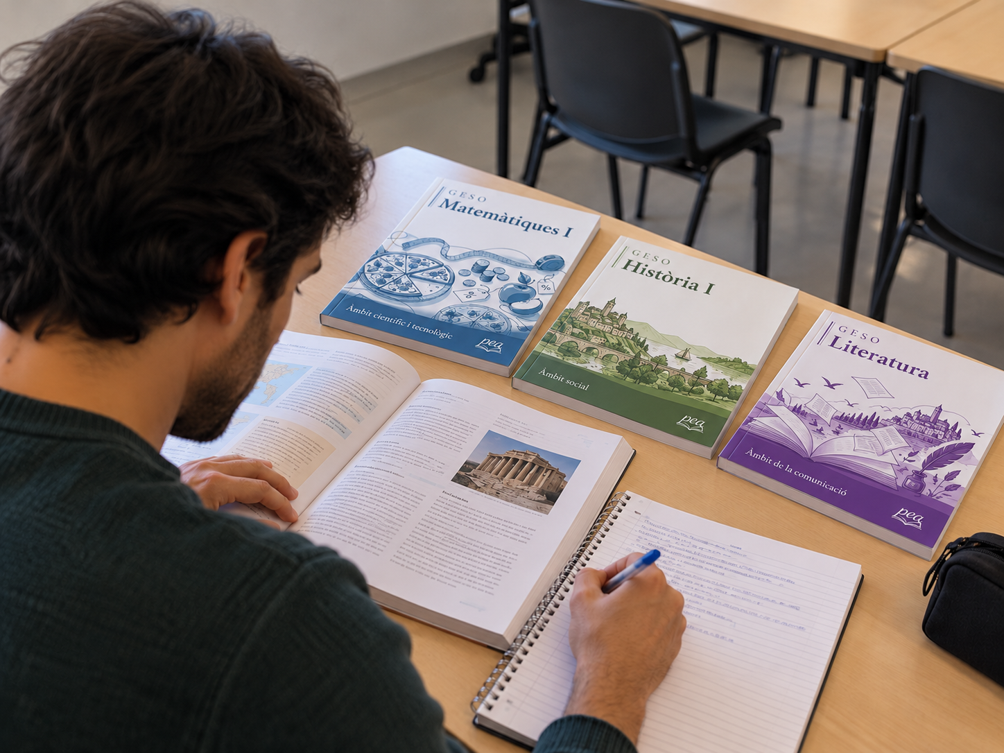 Persones adultes estudiant en una aula de formació d’adults